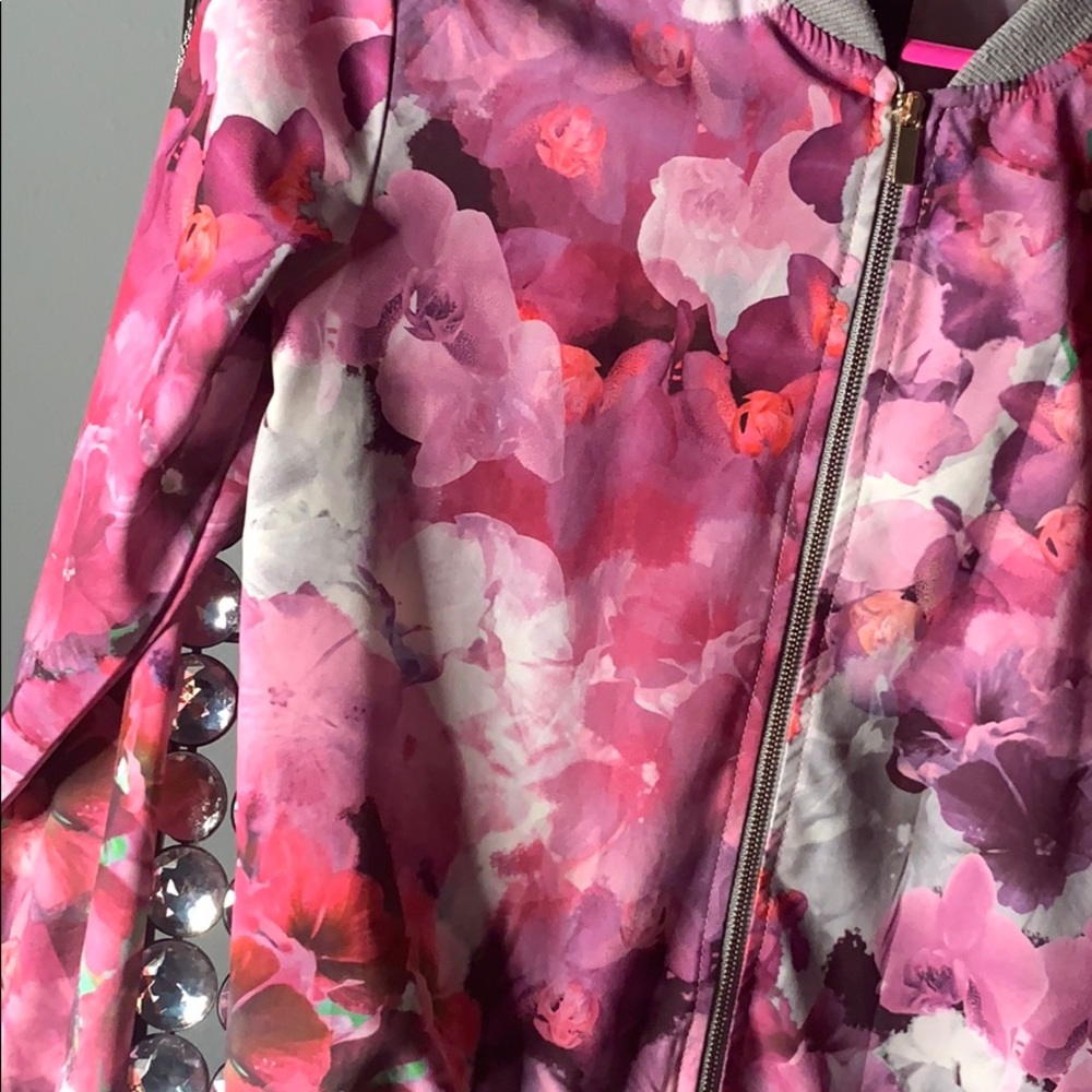 Gorgeous floral zip up jacket by REFLEX🌺🌸